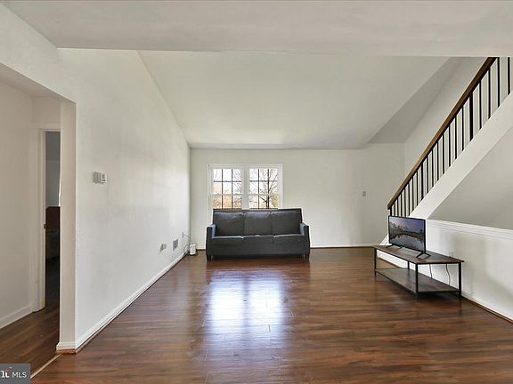 5th image of 302 Peters Way