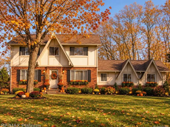 6133 Oak Valley Dr, Whitmore Lake, MI 48189