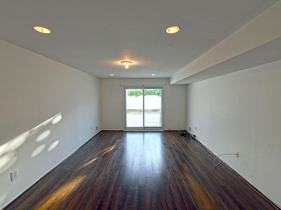 3rd image of 480 Gower St #1