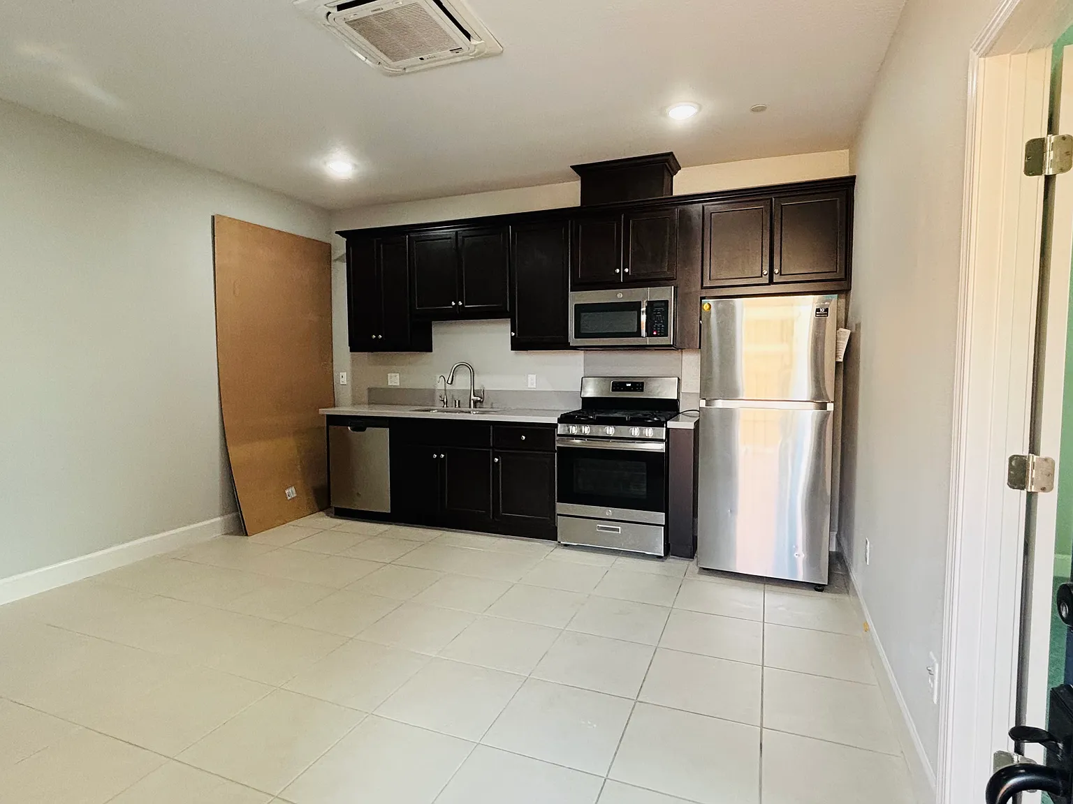 1 bed, 650 sqft, $1,700 — Photo 2