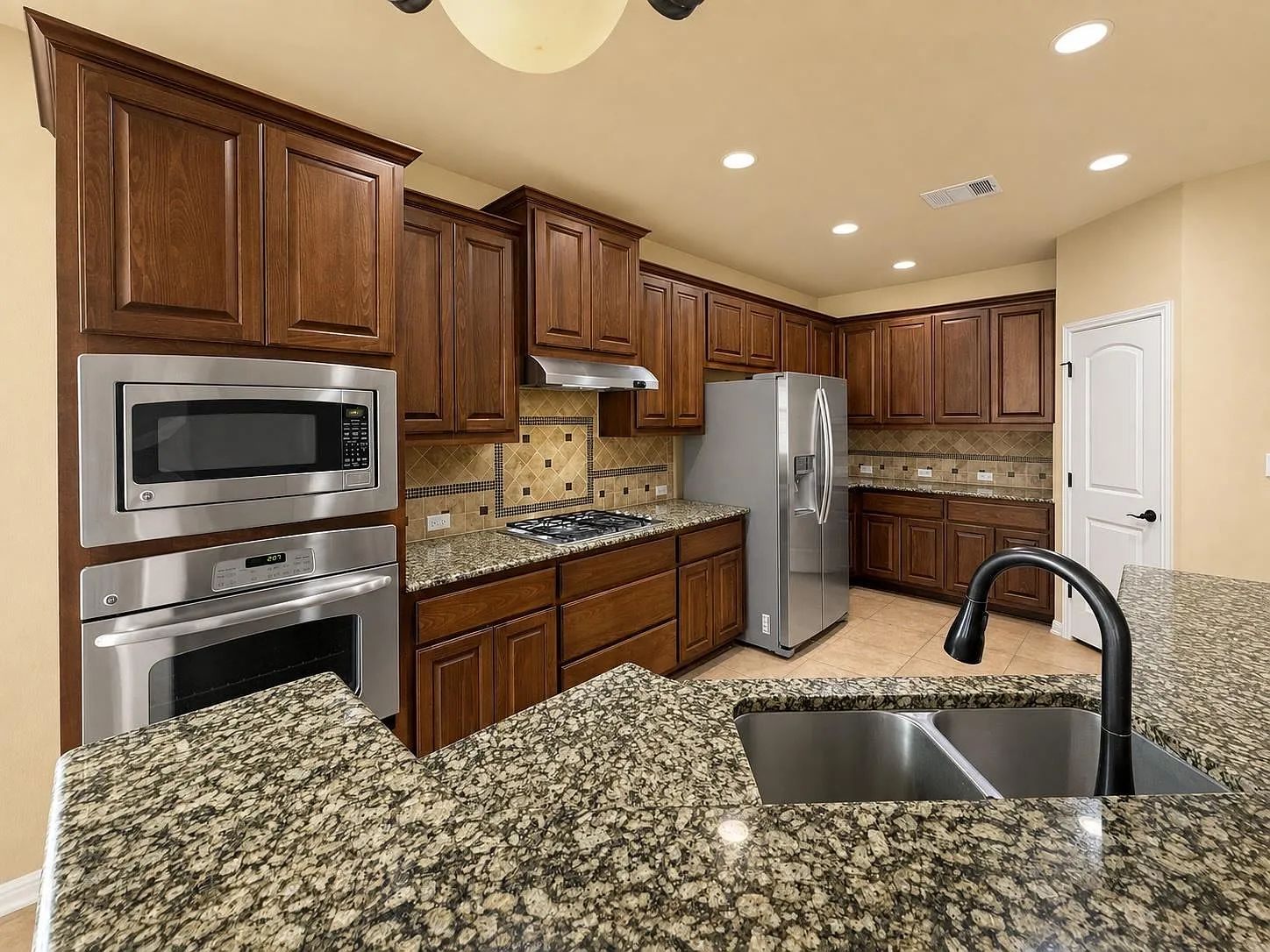 4 bed, 3.5 bath, 2545 sqft, $3,495 — Photo 4
