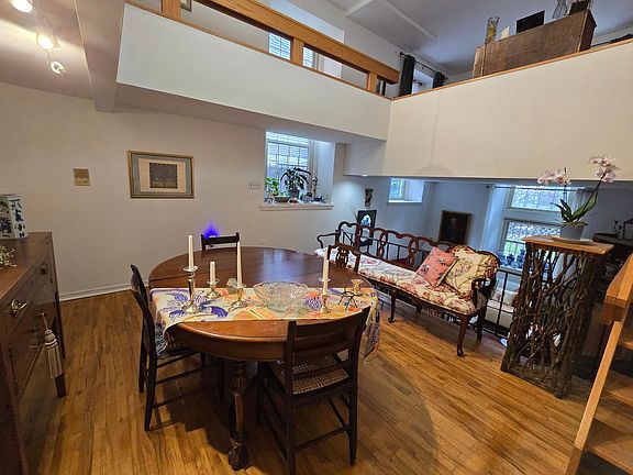 2nd image of 915 Bainbridge St #104