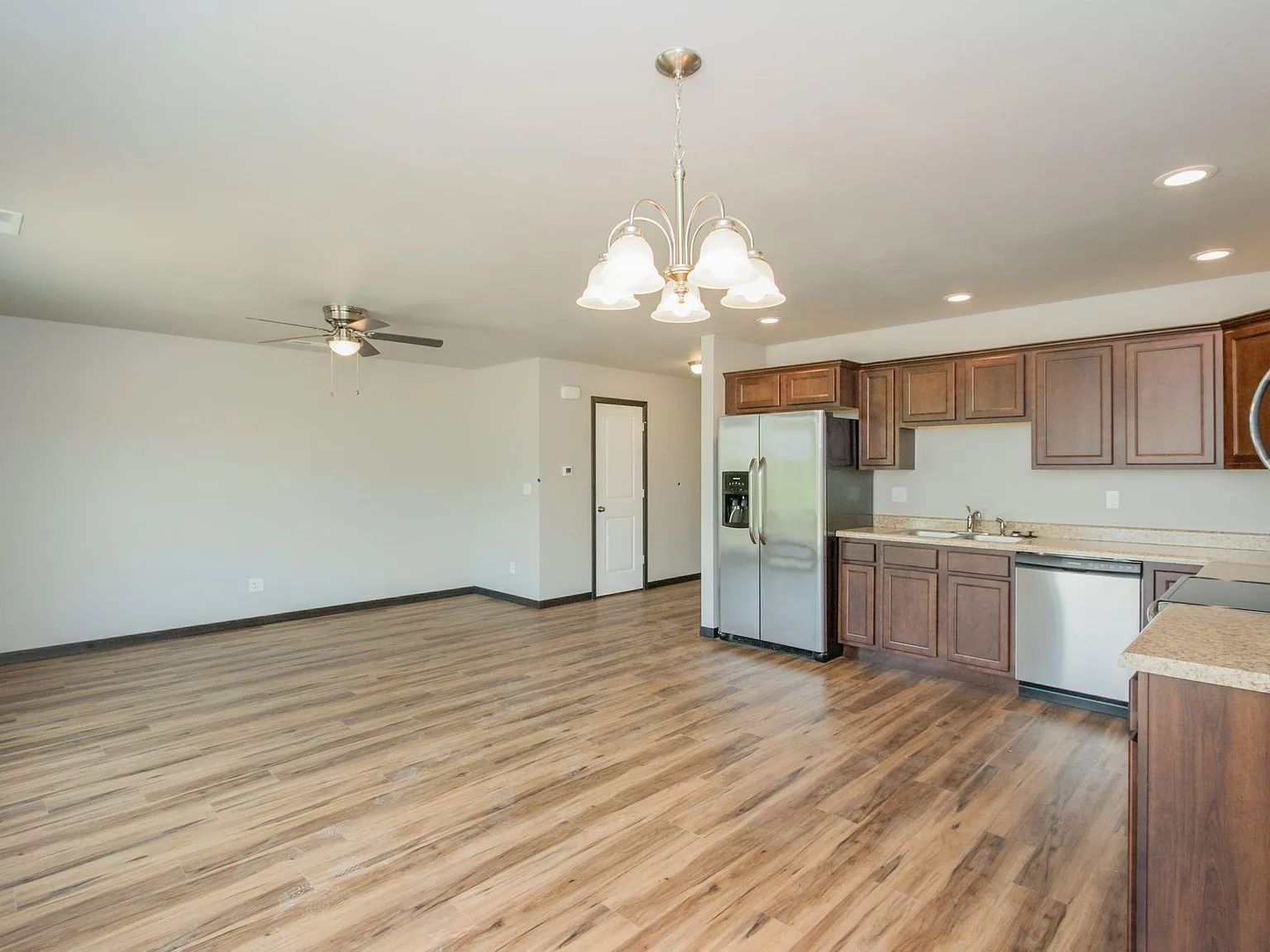 157 Hilltop Dr — Photo 2