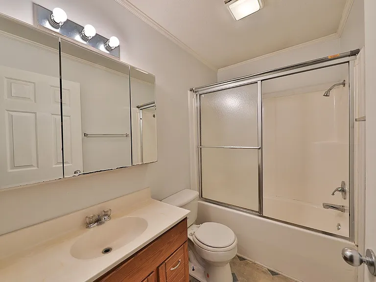 217 E St — Photo 7