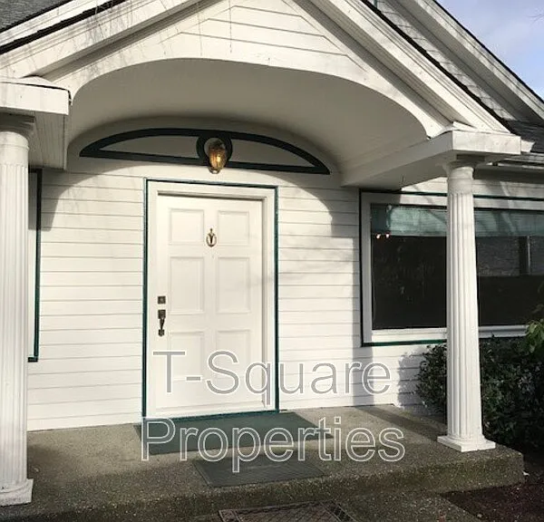 9056 Avondale Rd NE — Photo 2