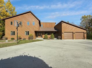 1433 Whitewater Dr, Manitowoc, WI 54220