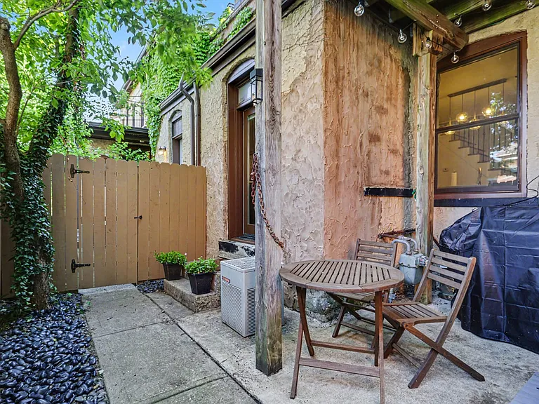 982 Highland St — Photo 18