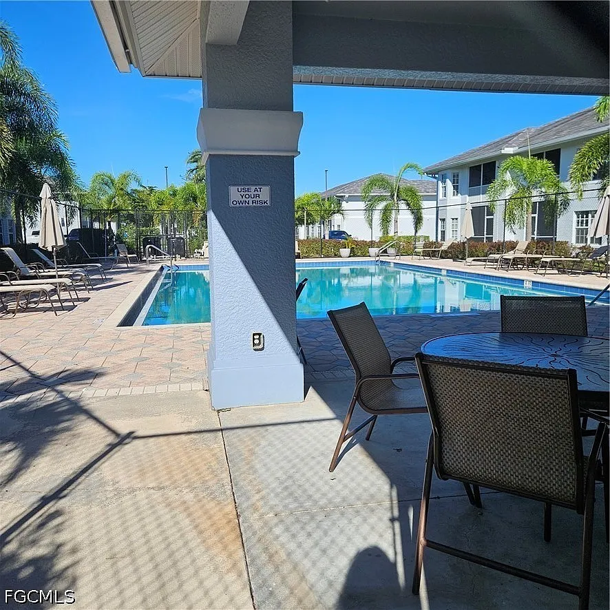 2 bed, 2.0 bath, 932 sqft, $1,300 — Photo 4