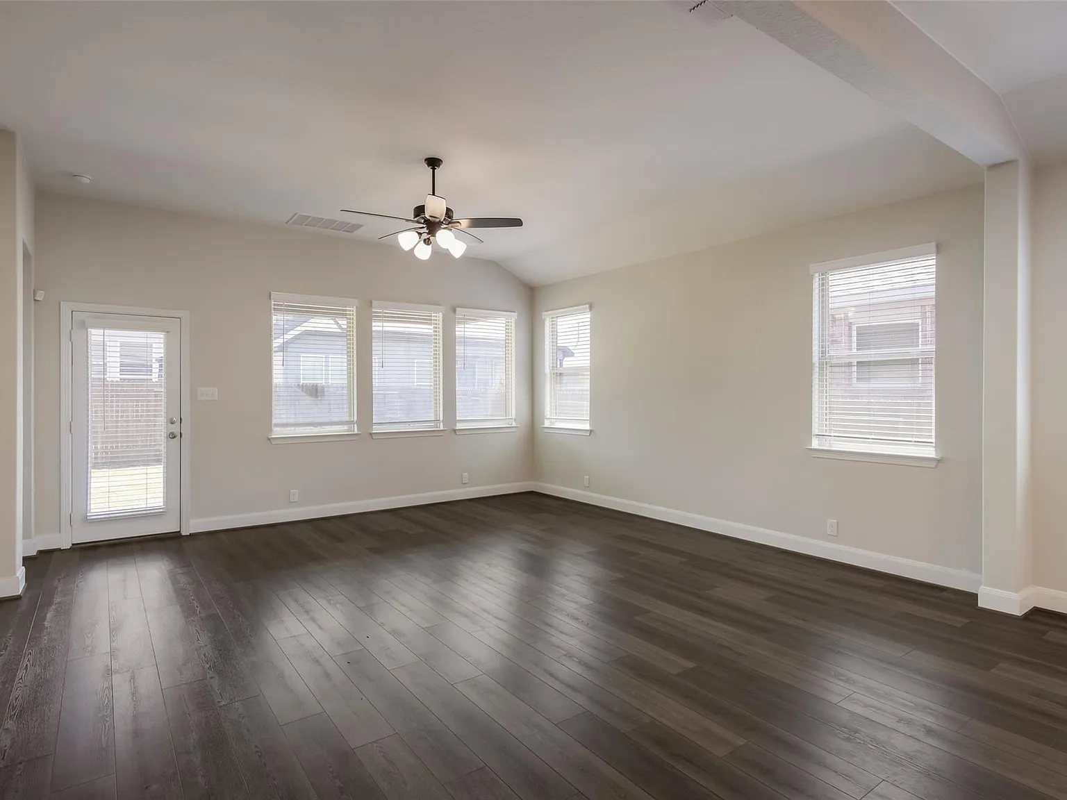 4 bed, 2.0 bath, 1912 sqft, $2,300 — Photo 4