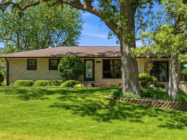 1225 3rd St SW, Dyersville, IA 52040