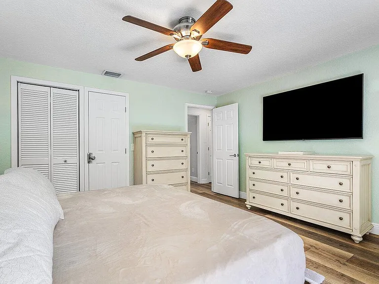 671 Lindell Blvd — Photo 29