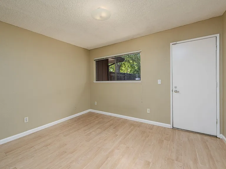 2306 E 8th St — Photo 15
