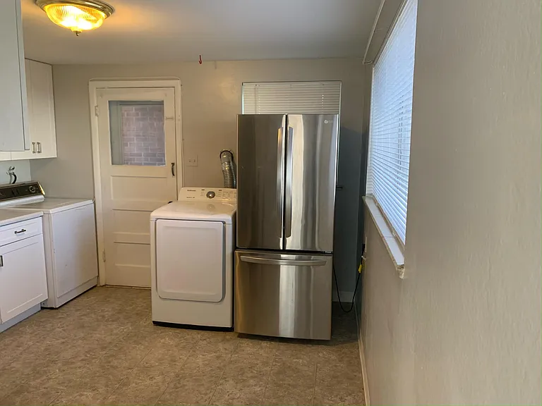 1119 Clinton St — Photo 4