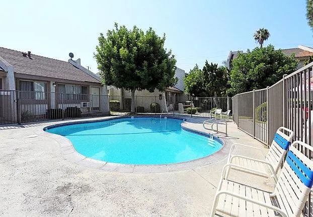 077 - La Casa Dana Apartments — Photo 1