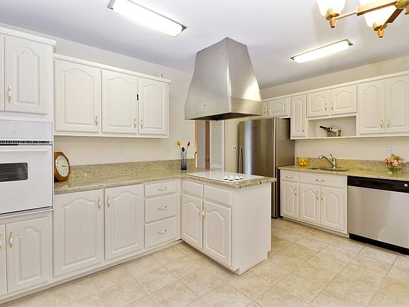 4th image of 11 Meadowview Dr