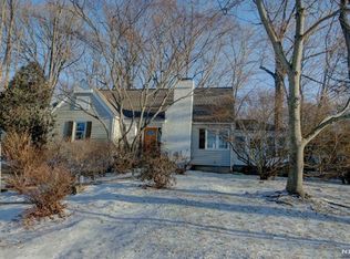 944 Pines Ter, Franklin Lakes, NJ 07417