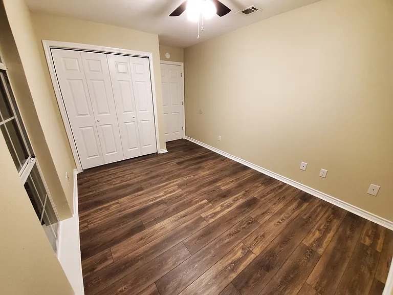 1604 Medina Dr — Photo 5