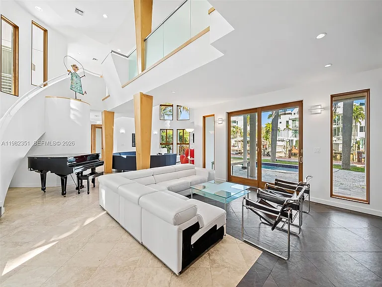 450 Victoria Ter — Photo 4