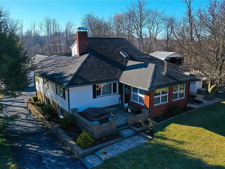 389 Prospect Rd — Photo 2