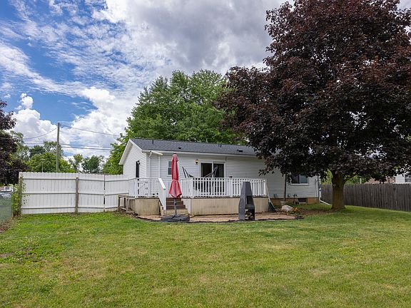 4th image of 1205 Sunset Dr