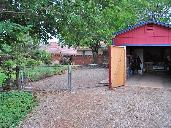 fenced rv parking/xtra garag