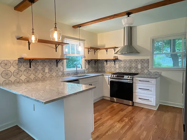 Kitchen - gas range - dishwasher
