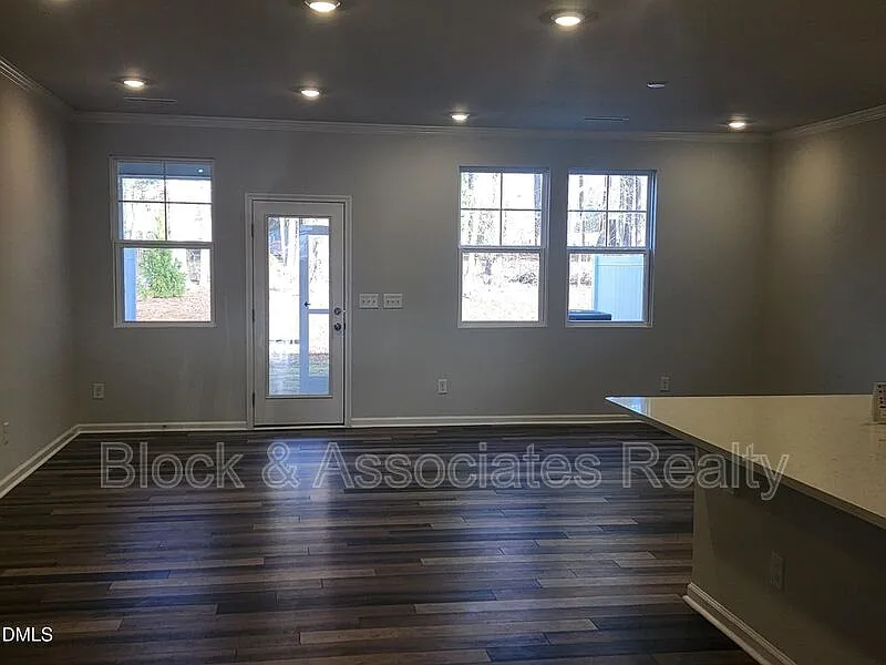 Building Photo - 328 Deercroft Dr