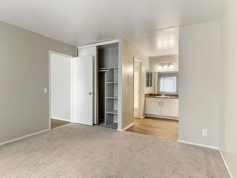 Kentwood Apartments — Photo 26