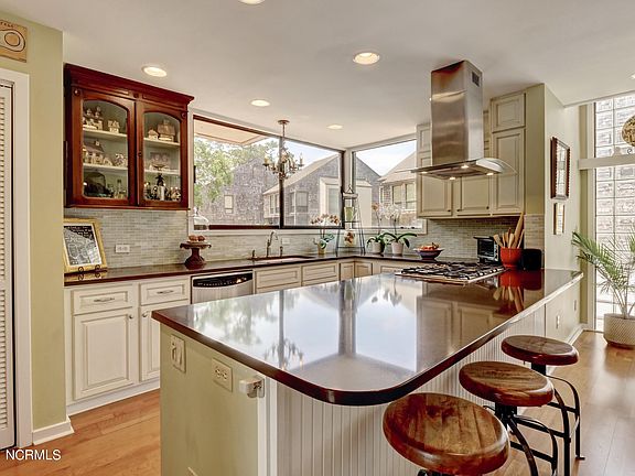 3rd image of 331 Bradley Dr