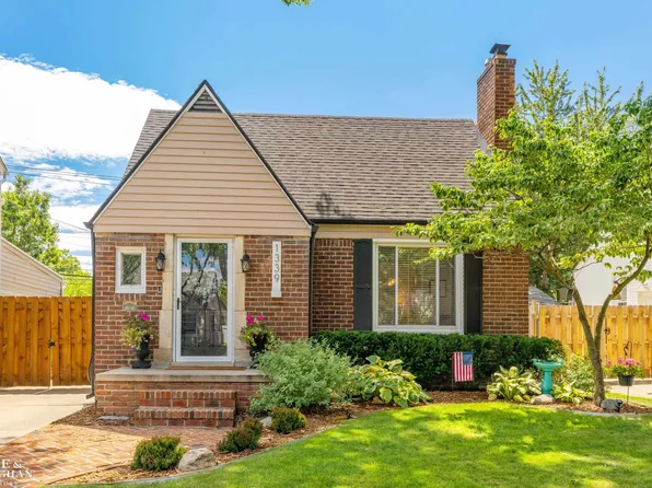 1339 Hampton Rd, Grosse Pointe Woods, MI 48236
