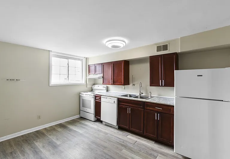 1111 E Genesee St #4 — Photo 2