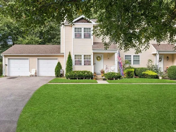 48 Hancock Commons #48, Yaphank, NY 11980