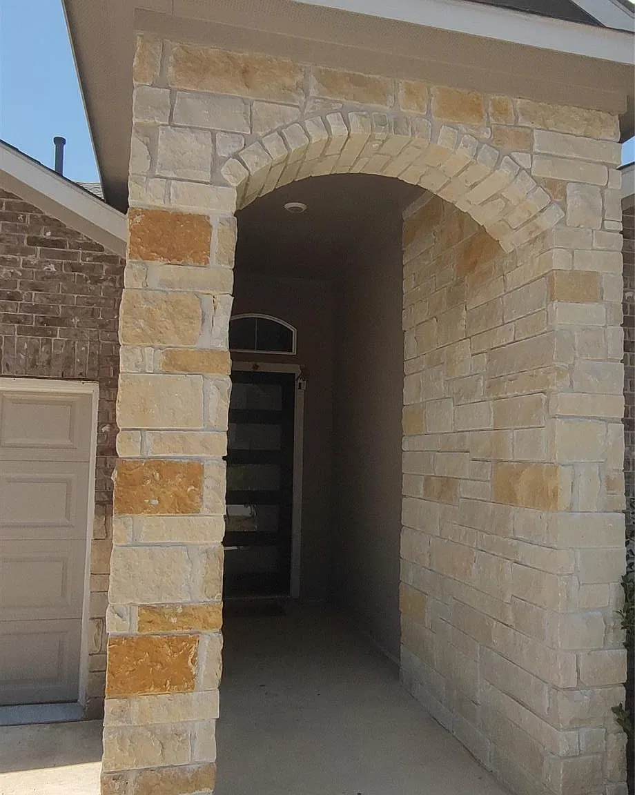 3 bed, 2.0 bath, 1863 sqft, $2,195 — Photo 2
