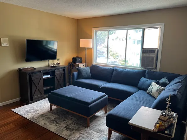 5455 N Main St APT 17E, Fall River, MA 02720