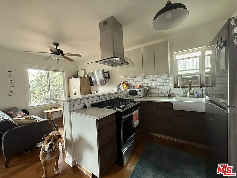 710 Stepney St — Photo 6