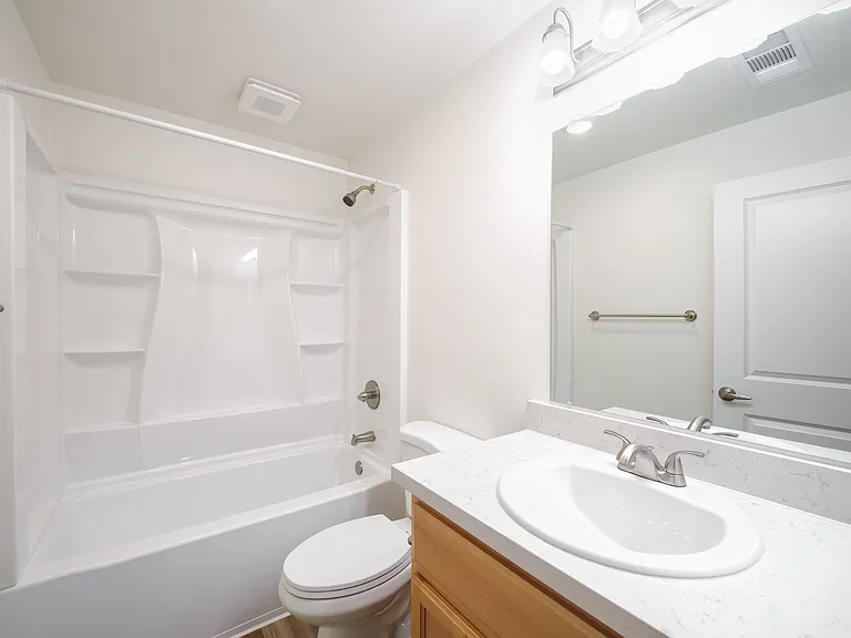Woodland Hills Apartments — Photo 12