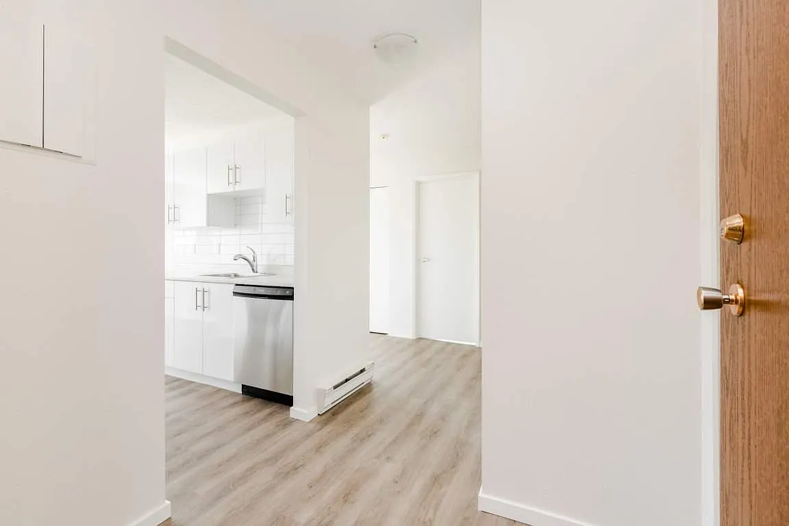 Roberts Manor Apartments — Photo 4