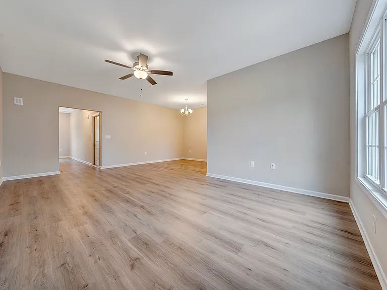 905 Holland Loop NW — Photo 2