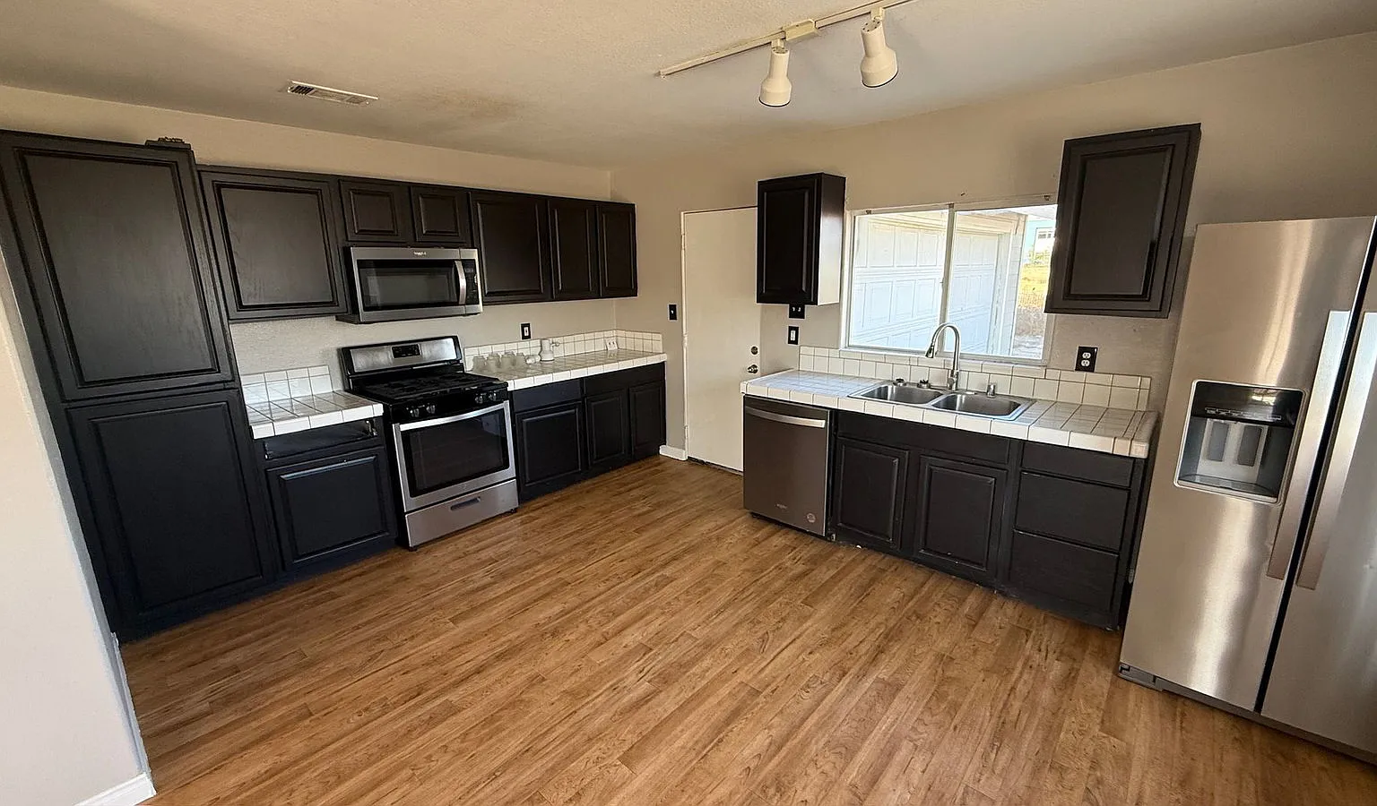 3 bed, 2.0 bath, $3,100 — Photo 4
