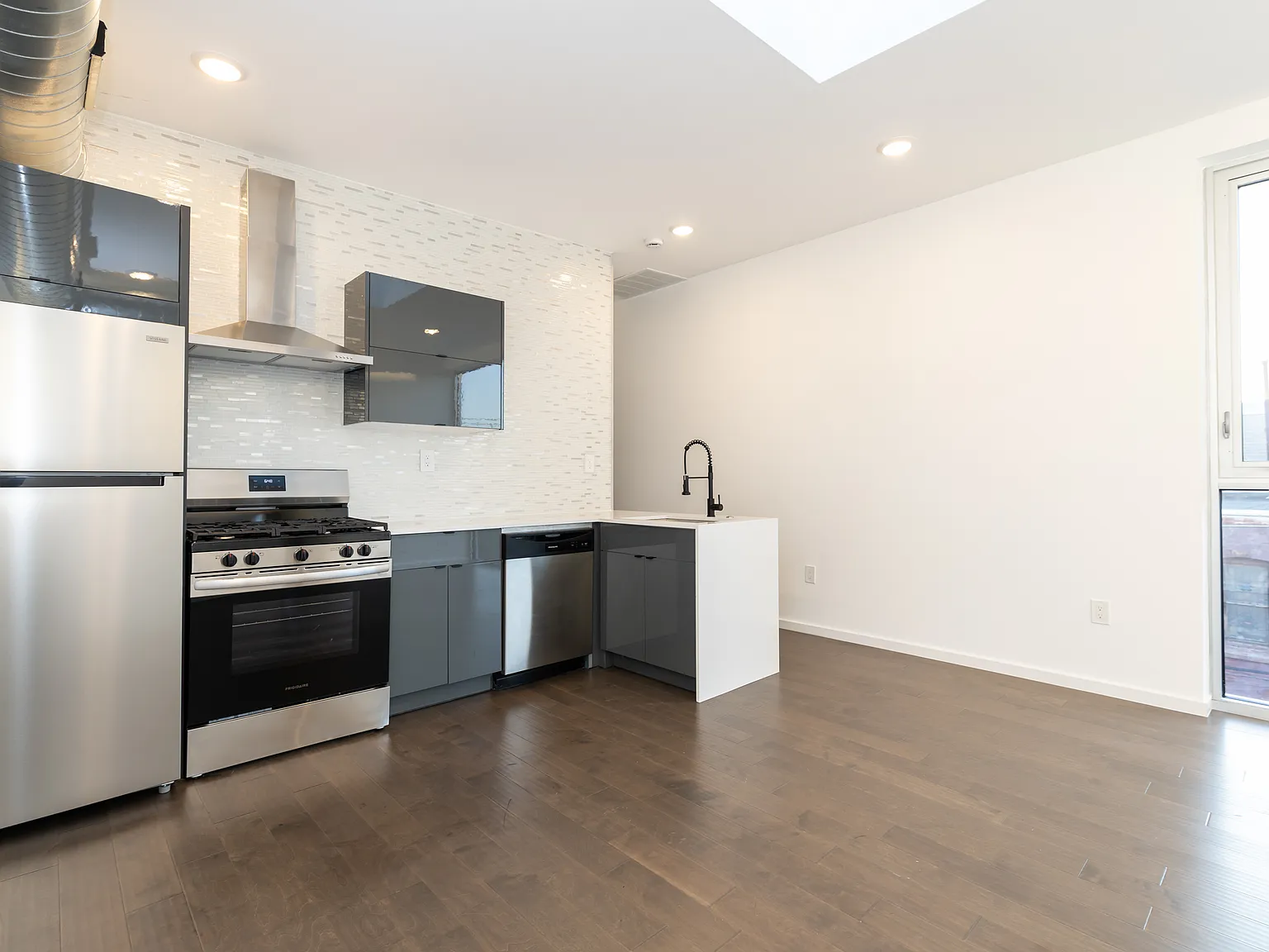 2 bed, 1000 sqft, $1,795 — Photo 4