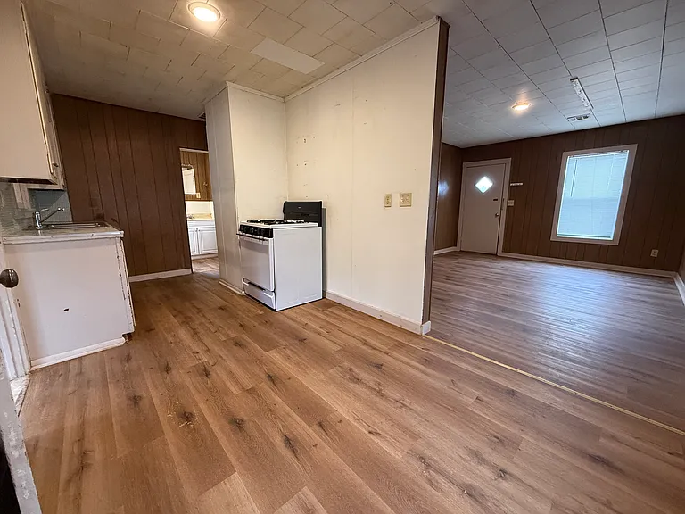 213 E Velma Ave — Photo 3
