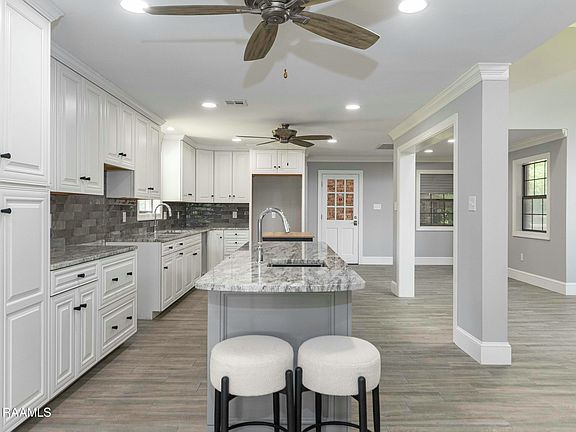 3rd image of 3936 Bayou Blvd