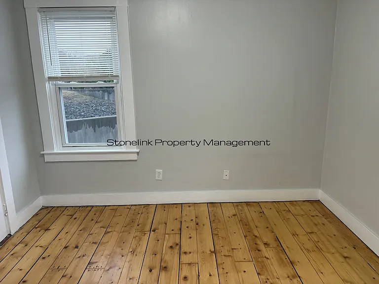 315 E School St — Photo 7