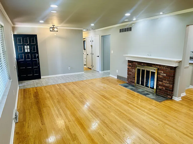 Front entrance/ Living room