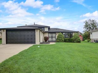 9S315 Cumnor Rd, Downers Grove, IL 60516