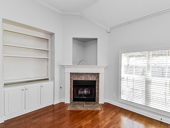 4th image of 4378 Bloombury St