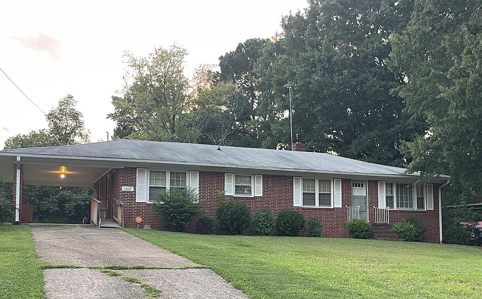 1st image of 1027 W Oak Hill Dr