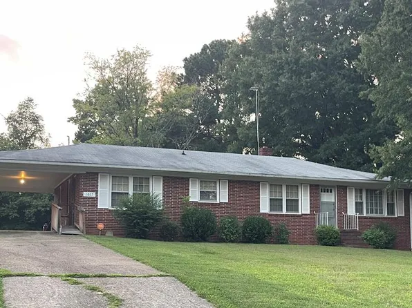 1027 W Oak Hill Dr, Halifax, VA 24558