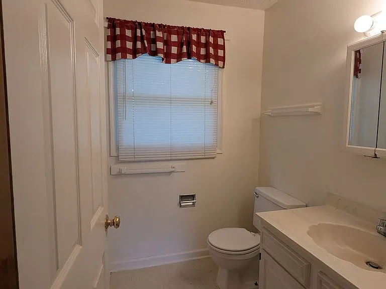 209 Surrey Ct — Photo 11
