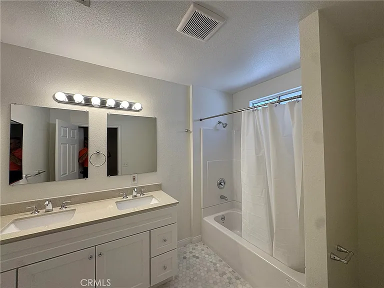 1130 Spazier Ave — Photo 5